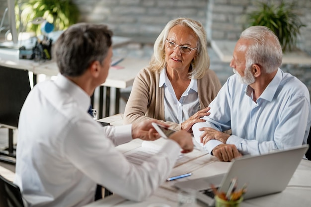couple learning about enrollment for Medicare Advantage plan